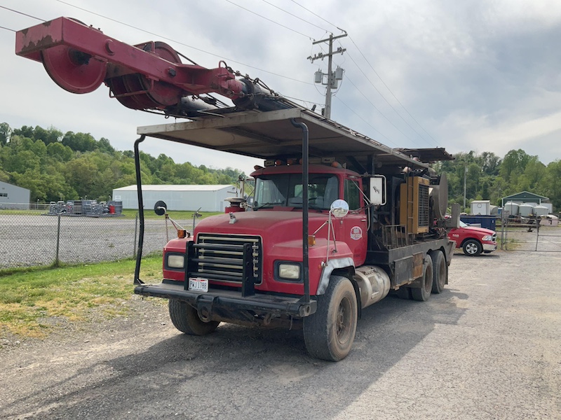 8583 1996 Mack Service Rig