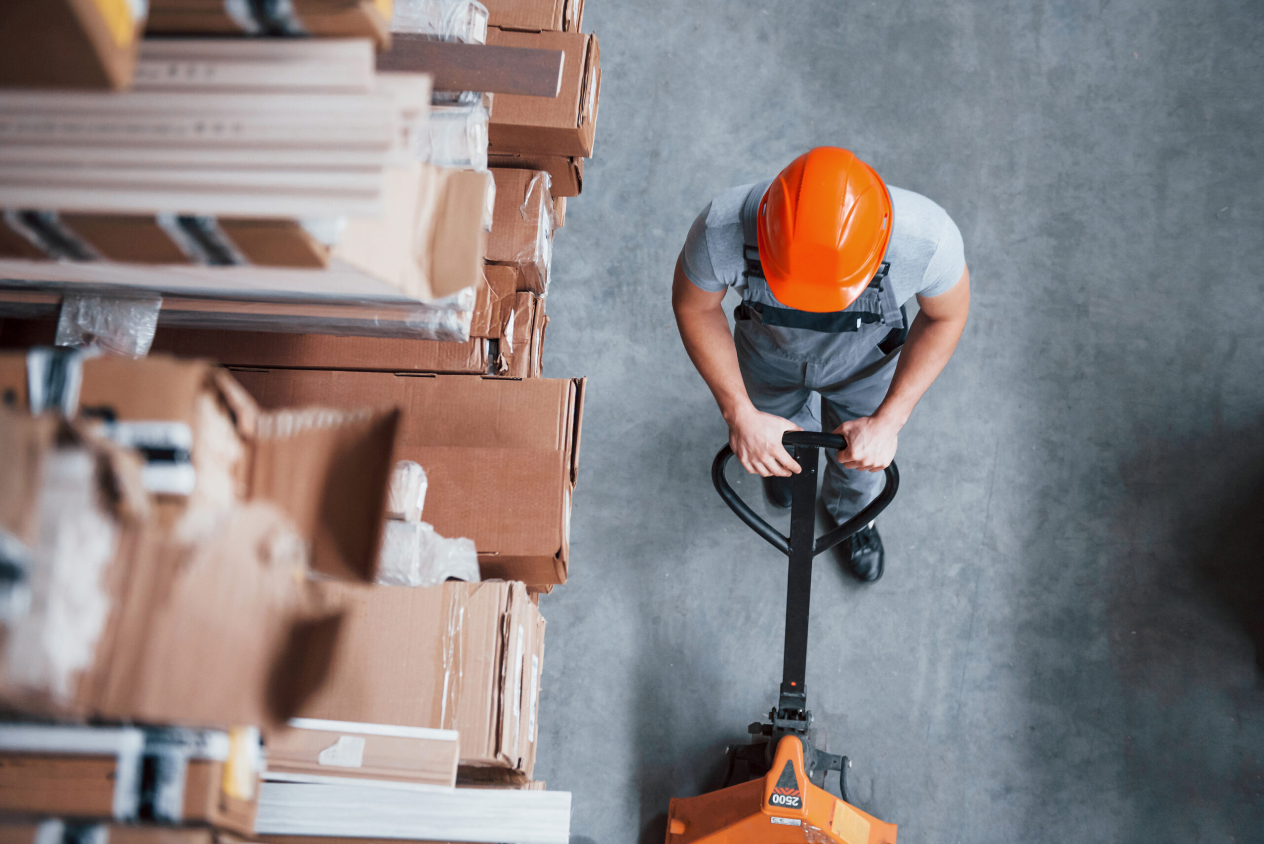 Freight transport in a warehouse distribution center
